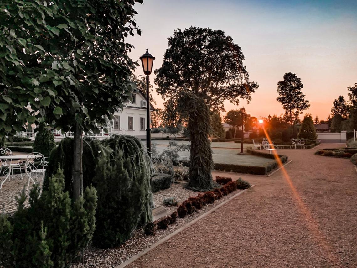 Hotel Przy Dworze Lesna Podlaska Bagian luar foto