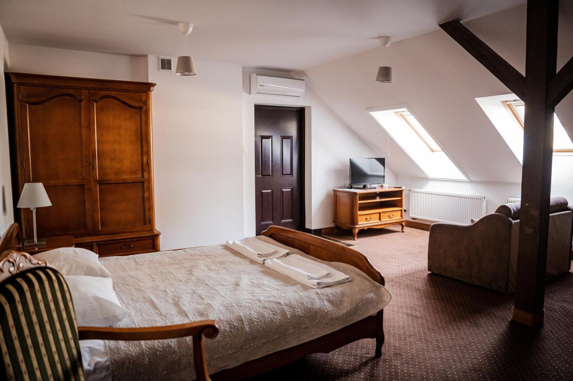 Hotel Przy Dworze Lesna Podlaska Bagian luar foto