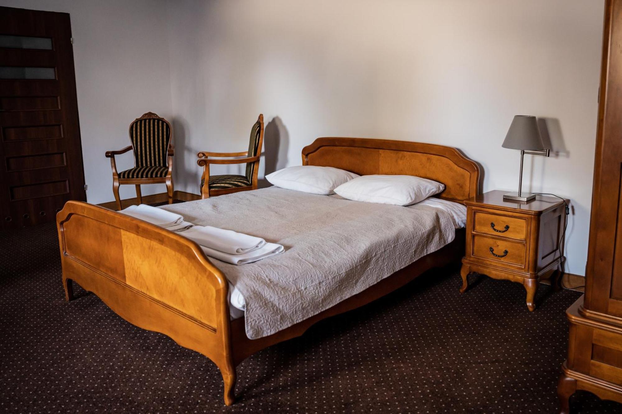 Hotel Przy Dworze Lesna Podlaska Bagian luar foto
